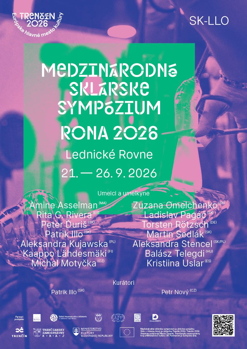 Plagát Medzinárodného sklárskeho sympózia RONA 2026 v Lednických Rovniach, ktoré sa uskutoční 21. – 26. septembra 2026. Na modro-ružovom pozadí s fotografiou práce so sklom je zelené pole s názvom podujatia a zoznamom zúčastnených umelcov, umelkýň a kurátorov z viacerých krajín.