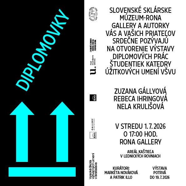 Pozvánka na výstavu „Diplomovky“ v čierno-bielom grafickom dizajne s tyrkysovými šípkami a nápisom. Text pozýva na otvorenie výstavy diplomových prác Zuzany Gállyovej, Rebecy Hringovej a Nely Krulišovej v Rona Gallery v Lednických Rovniach 1. 7. 2026 o 17:00.