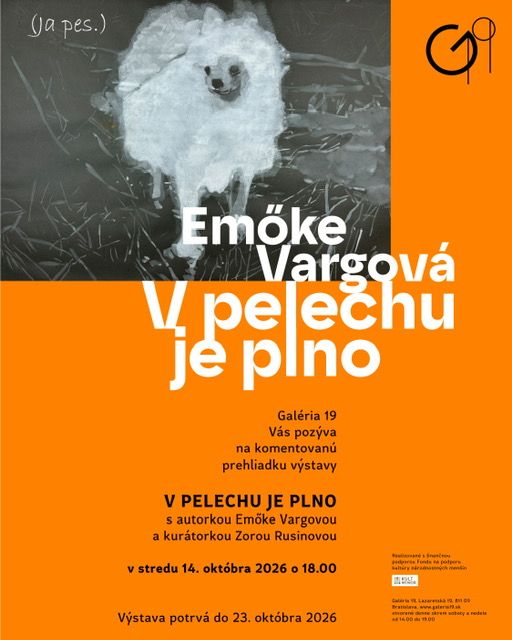 Oranžovo-čierny plagát k výstave Emőke Vargovej V pelechu je plno v Galérii 19. V hornej časti je čiernobiela fotografia bieleho huňatého psa stojaceho v tráve, doplnená výrazným bielym názvom výstavy. Plagát pozýva na komentovanú prehliadku výstavy s autorkou Emőke Vargovou a kurátorkou Zorou Rusinovou v stredu 14. októbra 2026 o 18.00. Výstava potrvá do 23. októbra 2026.