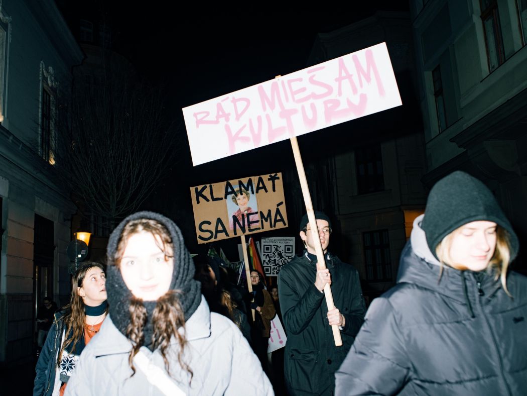Foto: Soňa Maletz (performatívne čítanie otvorenej výzvy za odvolanie ministerky kultúry na VŠVU a protest, január 2024)