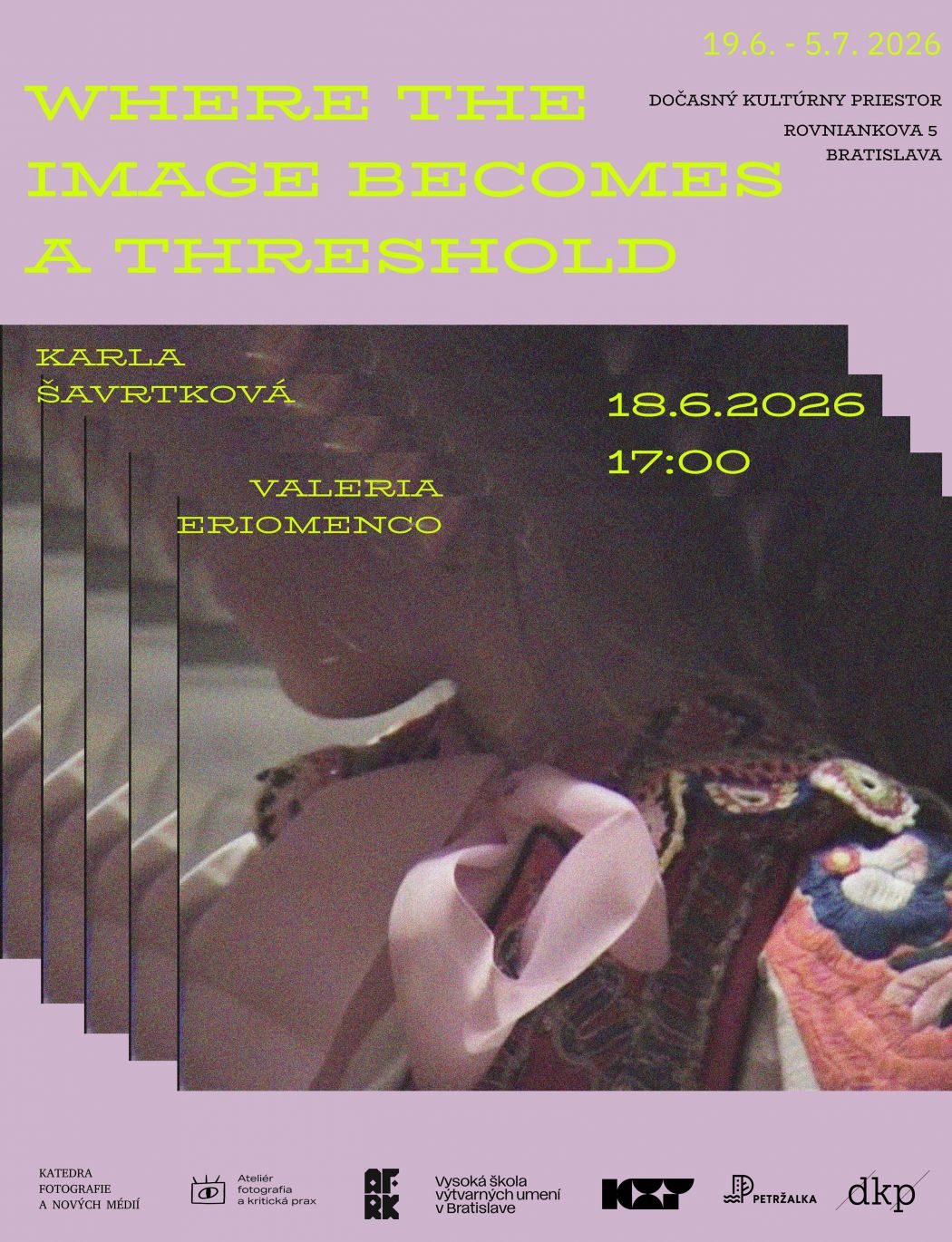 Plagát výstavy Where the Image Becomes a Threshold s výrazným limetkovo zeleným textom na svetlofialovom pozadí. V strede je vrstvená, zrnito pôsobiaca fotografia interiéru s detailom objektov a postavy alebo figurálneho prvku. Plagát uvádza mená Karla Šavrtková a Valeria Eriomenco, dátum vernisáže 18. 6. 2026 o 17:00, trvanie výstavy 19. 6. – 5. 7. 2026 a miesto Dočasný kultúrny priestor, Rovniankova 5, Bratislava.