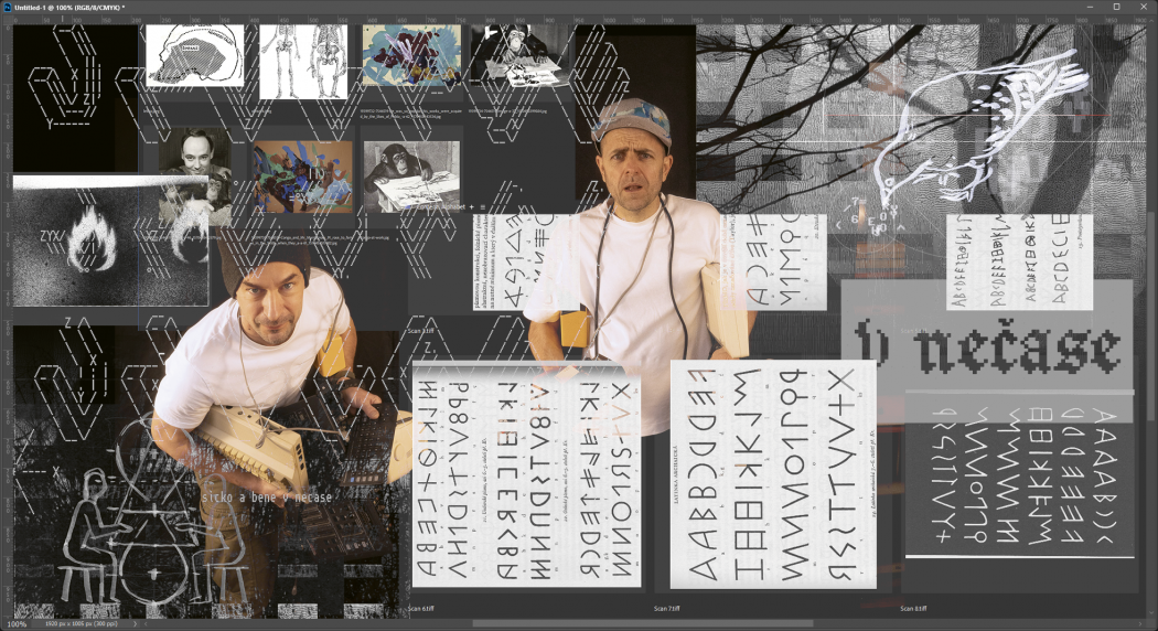 Široký digitálny kolážový vizuál k projektu „V nečase“. Kompozícia kombinuje tmavé sivé pozadie, vrstvené skeny, kresby, typografické náčrty, znaky a fragmenty obrazov. V strede a vľavo sú dve fotografie muža v bielom tričku medzi technickými zariadeniami a papiermi. V obraze sa opakujú motívy abecedy, ručne kreslených písmen, pixelového nápisu „v nečase“ a experimentálnej vizuálnej grafiky.