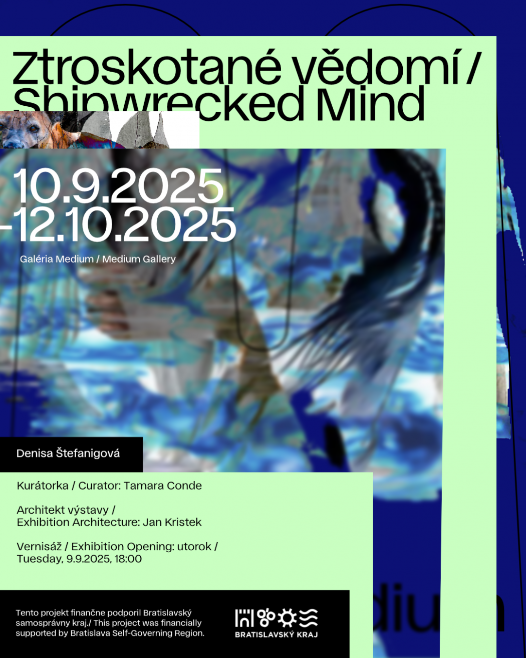 Bilingválny plagát výstavy „Ztroskotané vědomí / Shipwrecked Mind“. Hore veľký čierny nadpis na svetlozelenej ploche, v pozadí tmavomodré pole a uprostred abstraktný, do modra ladený rozmazaný obraz s krátkym kolážovým pásom fotiek. Vpravo veľké biele dátumy „10.9.2025–12.10.2025“ a text „Galéria Medium / Medium Gallery“. V spodnej časti: „Denisa Štefanigová“, „Kurátorka / Curator: Tamara Conde“, „Architekt výstavy / Exhibition Architecture: Jan Kristek“, „Vernisáž / Exhibition Opening: utorok / Tuesday, 9.9.2025, 18:00“. Úplne dole čierny pruh s logom a textom o finančnej podpore Bratislavského samosprávneho kraja.