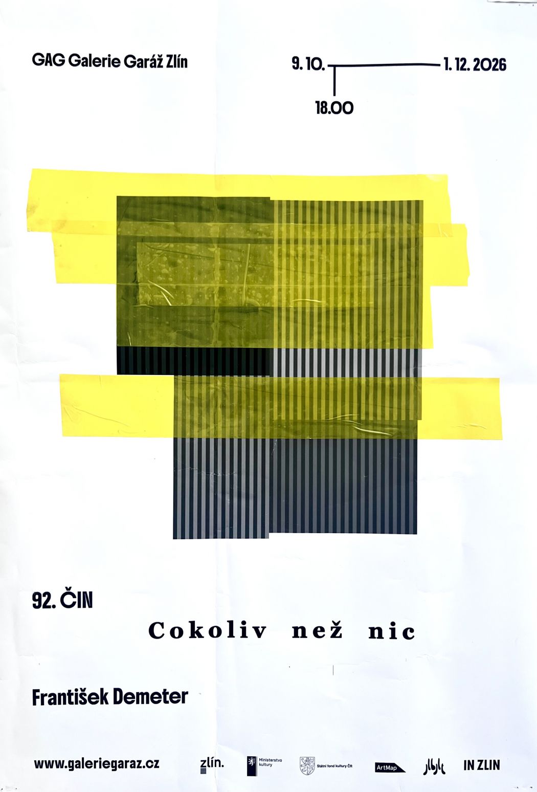 Plagát výstavy Františka Demetera Cokoliv než nic, 92. ČIN, GAG Galerie Garáž Zlín, 9. 10. – 1. 12. 2026, vernisáž 9. 10. o 18.00. Na bielom pozadí je geometrická koláž tmavých obdĺžnikov so zvislými pruhmi prekrytá žltými pásmi; čierne nápisy dopĺňajú logá partnerov a adresa www.galeriegaraz.cz.