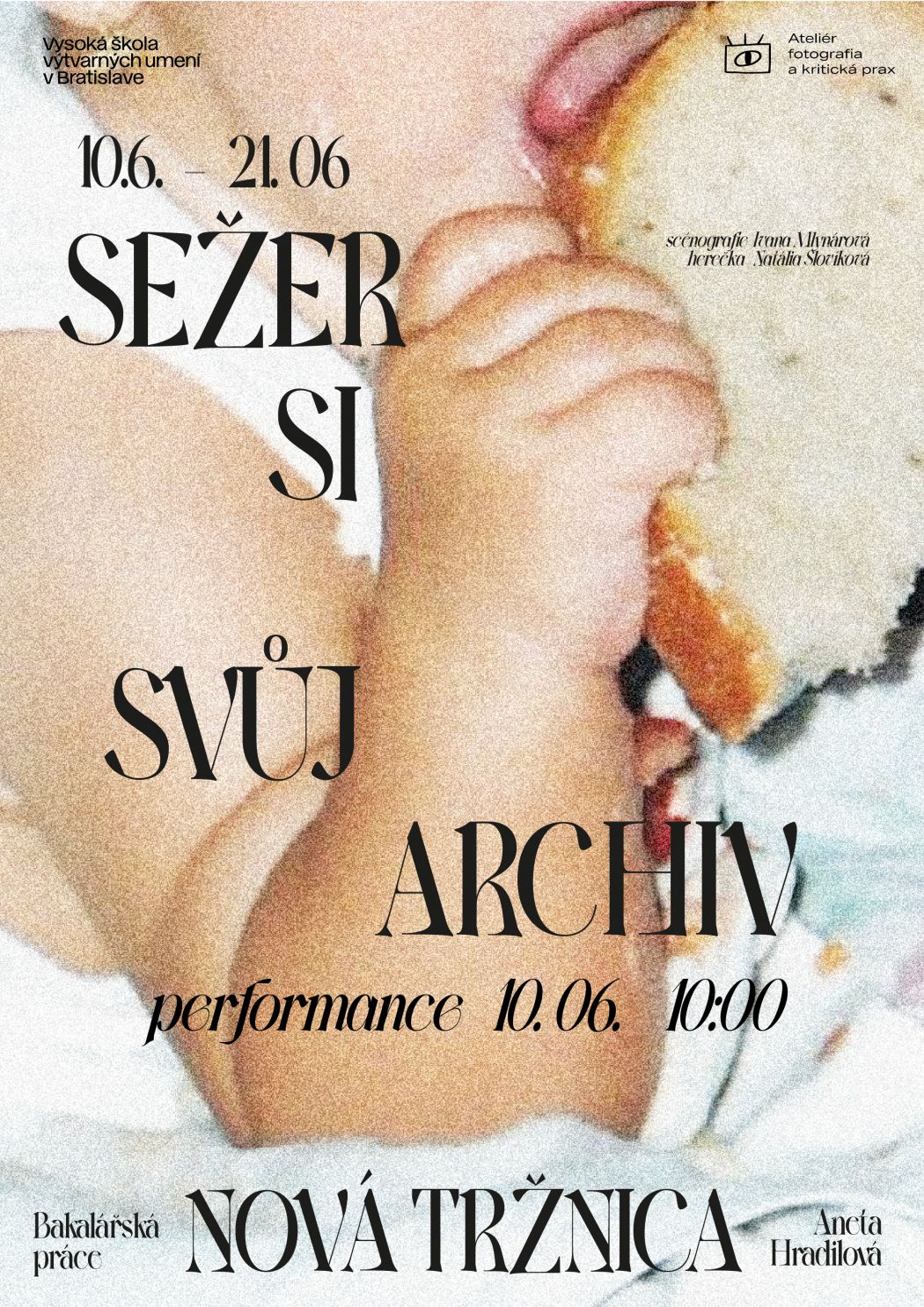 Plagát bakalárskej práce a performance Sežer si svůj archiv s detailnou zrnitou fotografiou dieťaťa, ktoré drží a hryzie kus chleba. Na plagáte sú uvedené dátumy 10. 6. – 21. 06, čas performance 10. 06. o 10:00 a miesto Nová tržnica. Súčasťou textu sú aj informácie: Vysoká škola výtvarných umení v Bratislave, Ateliér fotografia a kritická prax, scenografia Ivana Vlhnárová, herečka Natália Složilová, bakalárska práca, Aneta Hradilová.