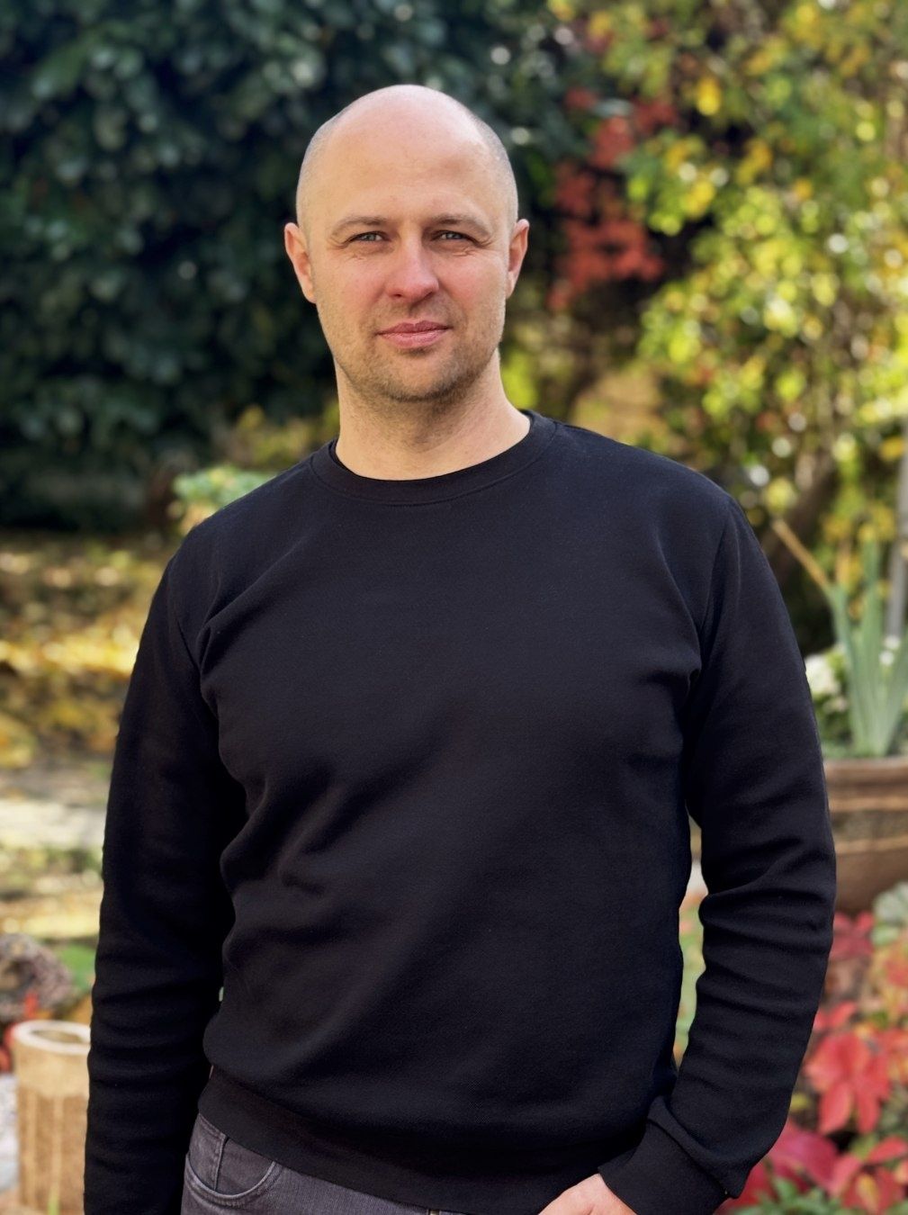 Ivan Nebesnyk foto mladšieho holohlavého muža v záhrade