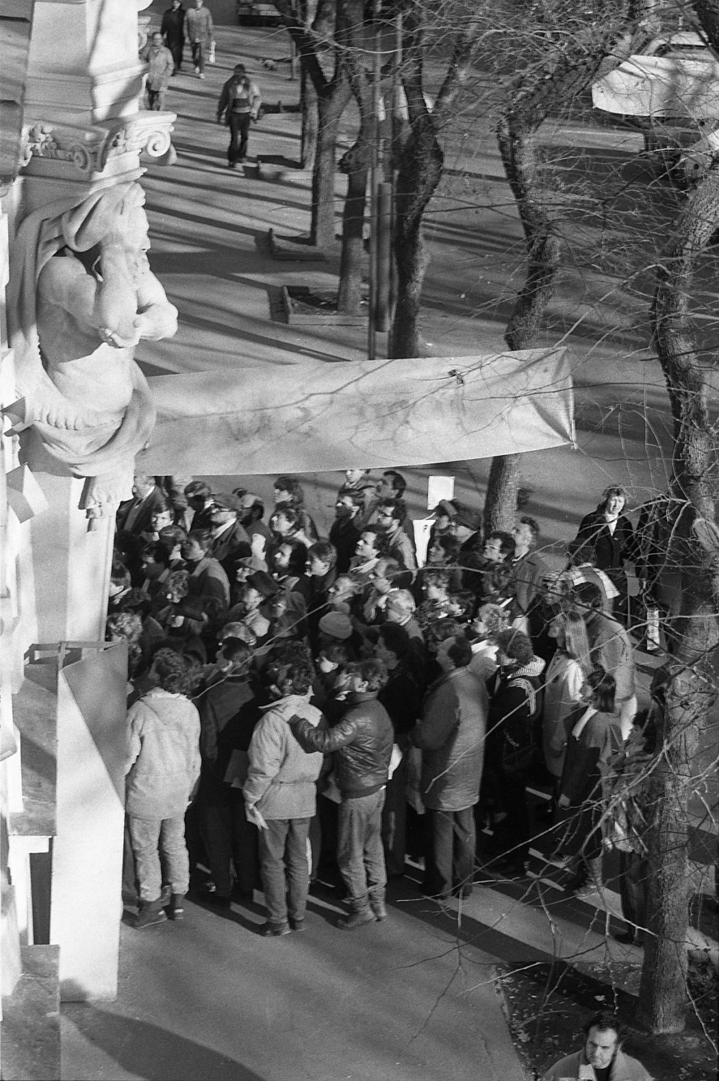 Foto: archív VŠVU (záber pred budovou VŠVU na Hviezdoslavovom námestí, kde sa v podchode školy púšťali zakázané zábery z udalostí v Prahe)