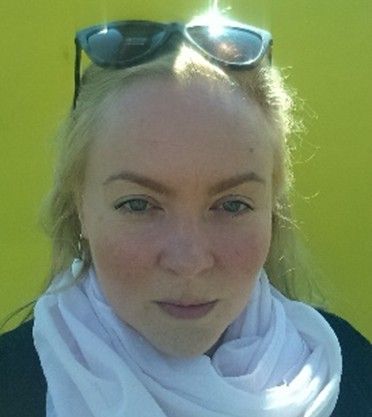 Marta Kravchenko tvár ženy na zelenom pozadí