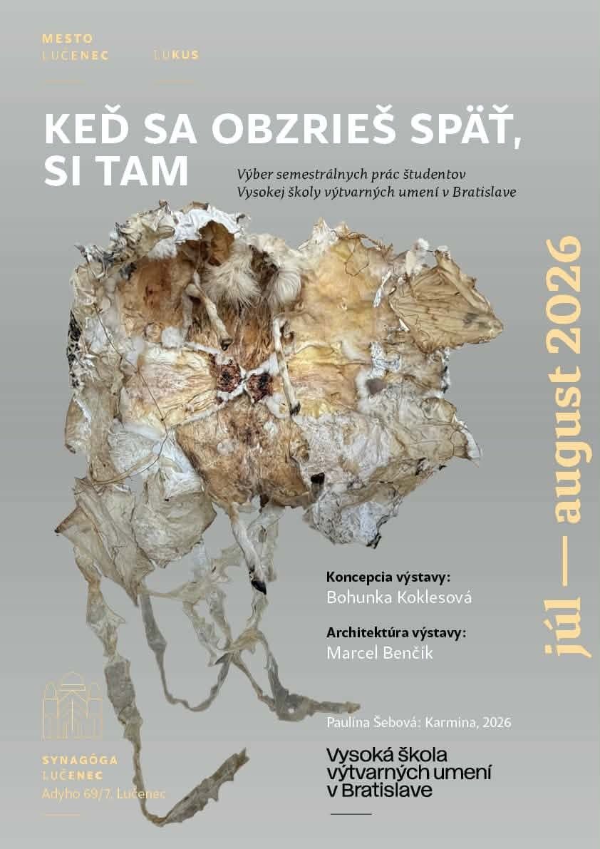 Plagát ku kolektívnej výstave Keď sa obzrieš späť, si tam, ktorá predstavuje výber semestrálnych prác študentstva VŠVU v Bratislave. Na sivom pozadí je zobrazený organický objekt Paulíny Šebovej s názvom Karmina z roku 2026. Plagát uvádza miesto konania Synagóga Lučenec, termín júl – august 2026, koncepciu výstavy Bohunka Koklesová a architektúru výstavy Marcel Benčík.