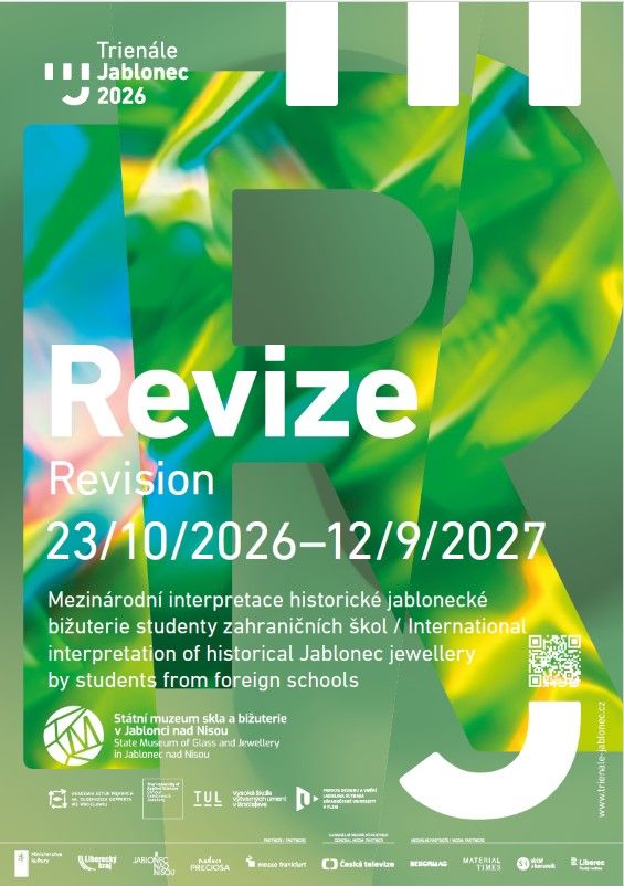 Zelený plagát s farebnými abstraktnými tvarmi a veľkým nápisom Revize / Revision. Uvádza Medzinárodné trienále Jablonec 2026, termín 23. 10. 2026 – 12. 9. 2027 a Múzeum skla a bižutérie v Jablonci nad Nisou.