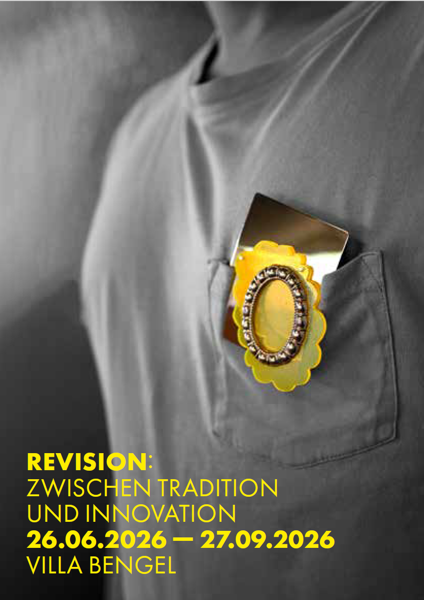 Plagát k výstave šperku REVISION: Zwischen Tradition und Innovation. Na čiernobielej fotografii je detail hornej časti postavy v tričku s náprsným vreckom, na ktorom je pripnutý výrazný žltý šperk s lesklou kovovou plochou a oválnym stredom. V dolnej časti plagátu je žltý text s názvom výstavy, termínom 26. 6. 2026 – 27. 9. 2026 a miestom Villa Bengel.