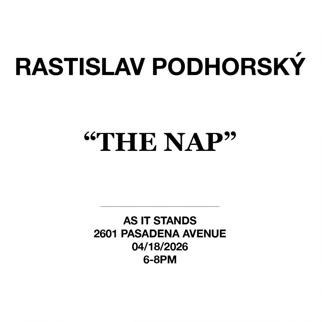 Text zarovnaný na stred. Čierny na bielom.