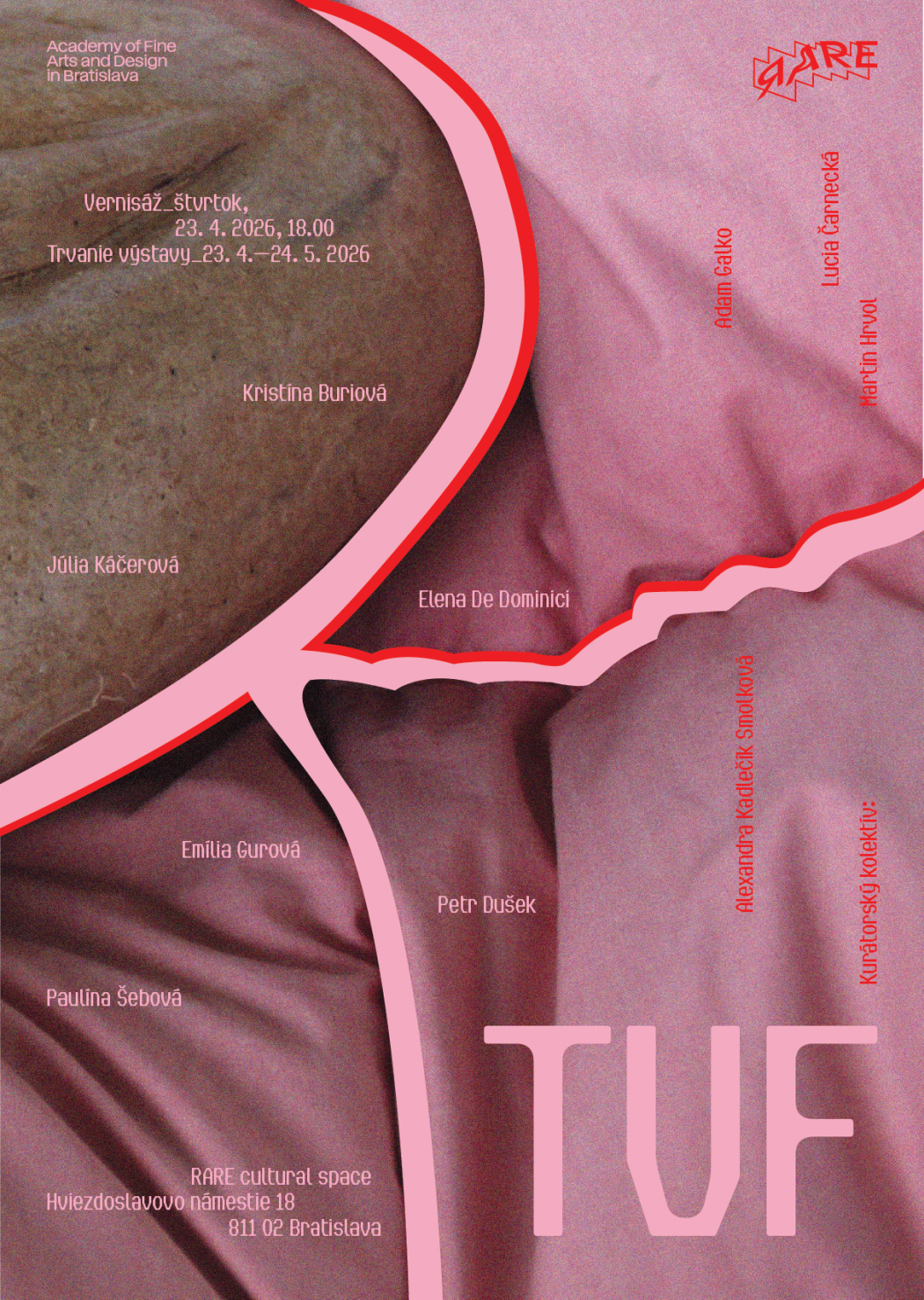 Plagát výstavy s ružovým textilným pozadím a detailom kože, oddelenými výraznou červenou organickou líniou; typografické informácie o vernisáži a mená autorov.