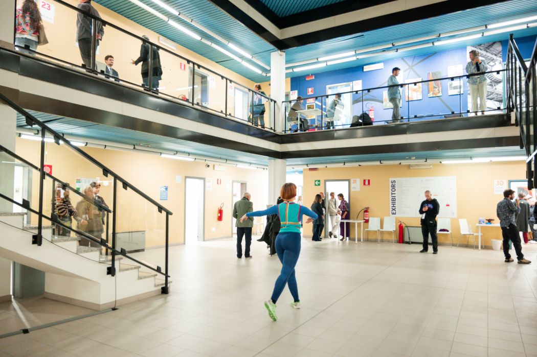 Just Dance, performancia