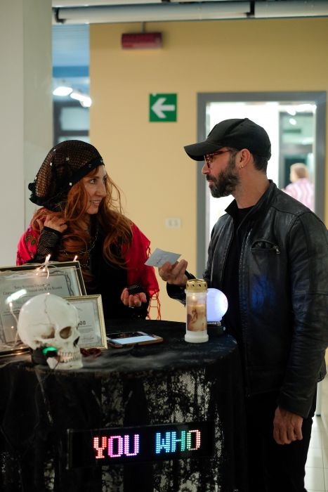 Give Me Your Phone And I Will Tell You Who You Are, performancia